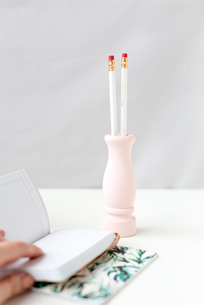 DIY Pepper Pot Pencil Holder | @fallfordiy