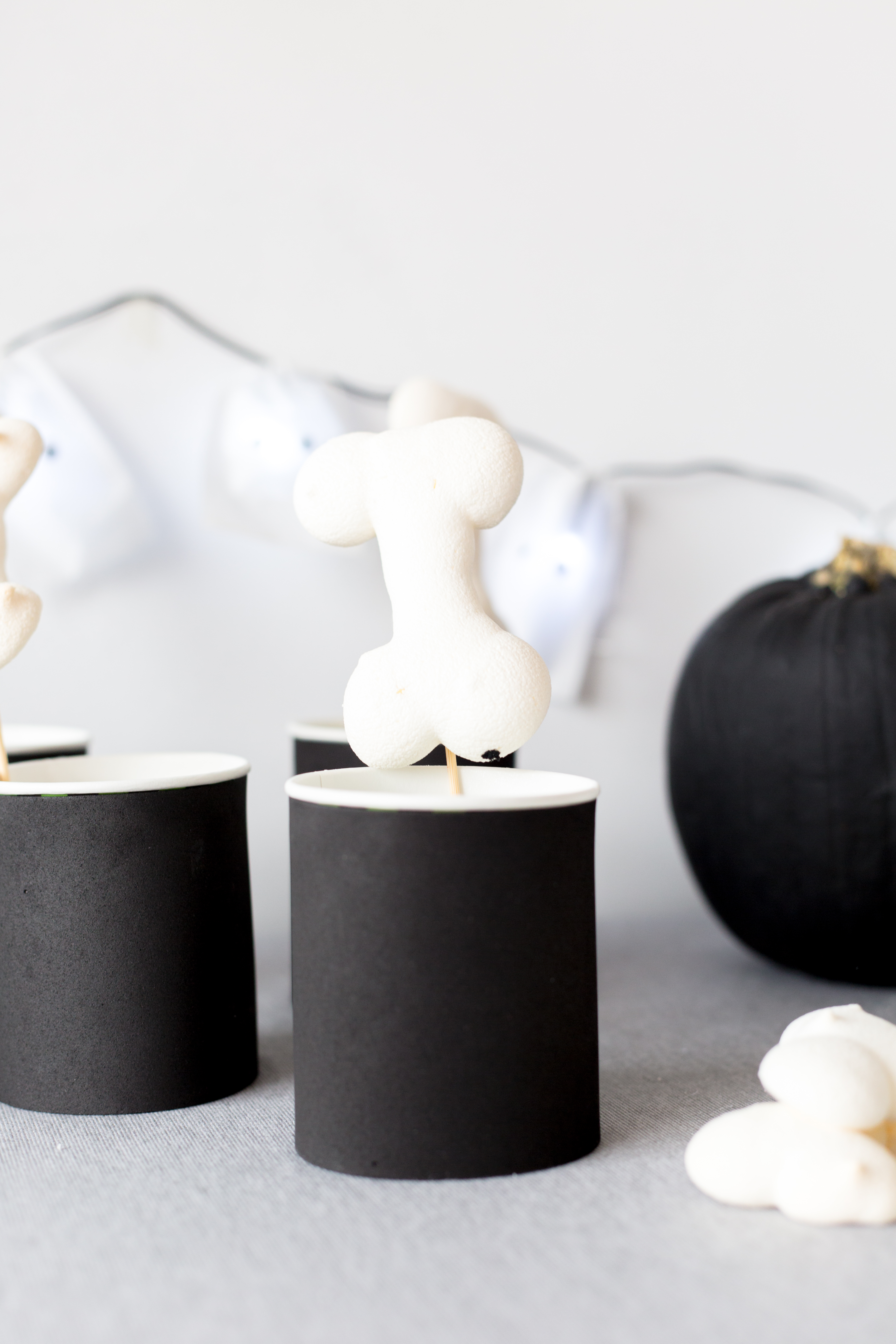 10-super-quick-and-easy-last-minute-halloween-party-decorations-fallfordiy-11