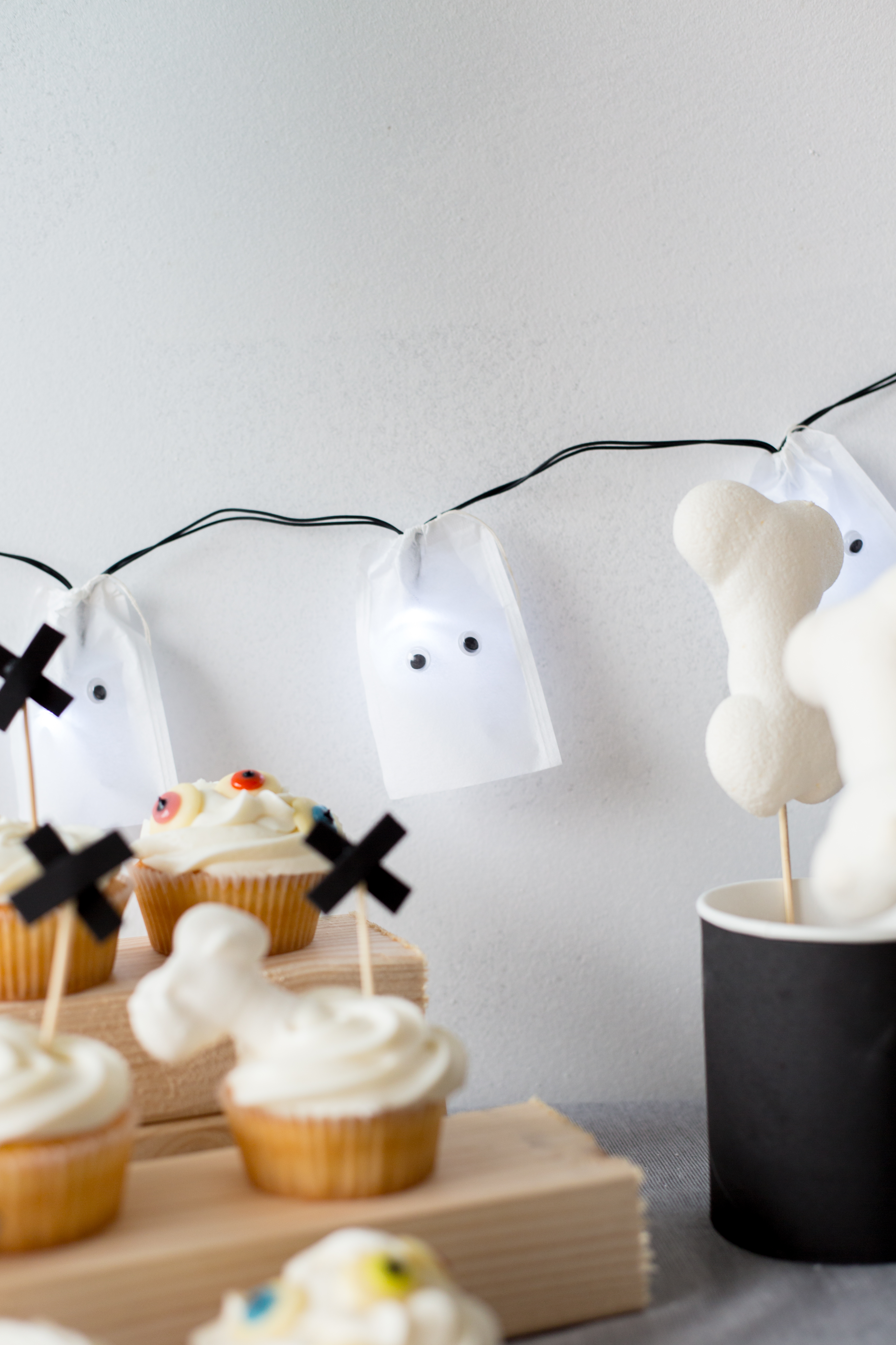 10-super-quick-and-easy-last-minute-halloween-party-decorations-fallfordiy-6