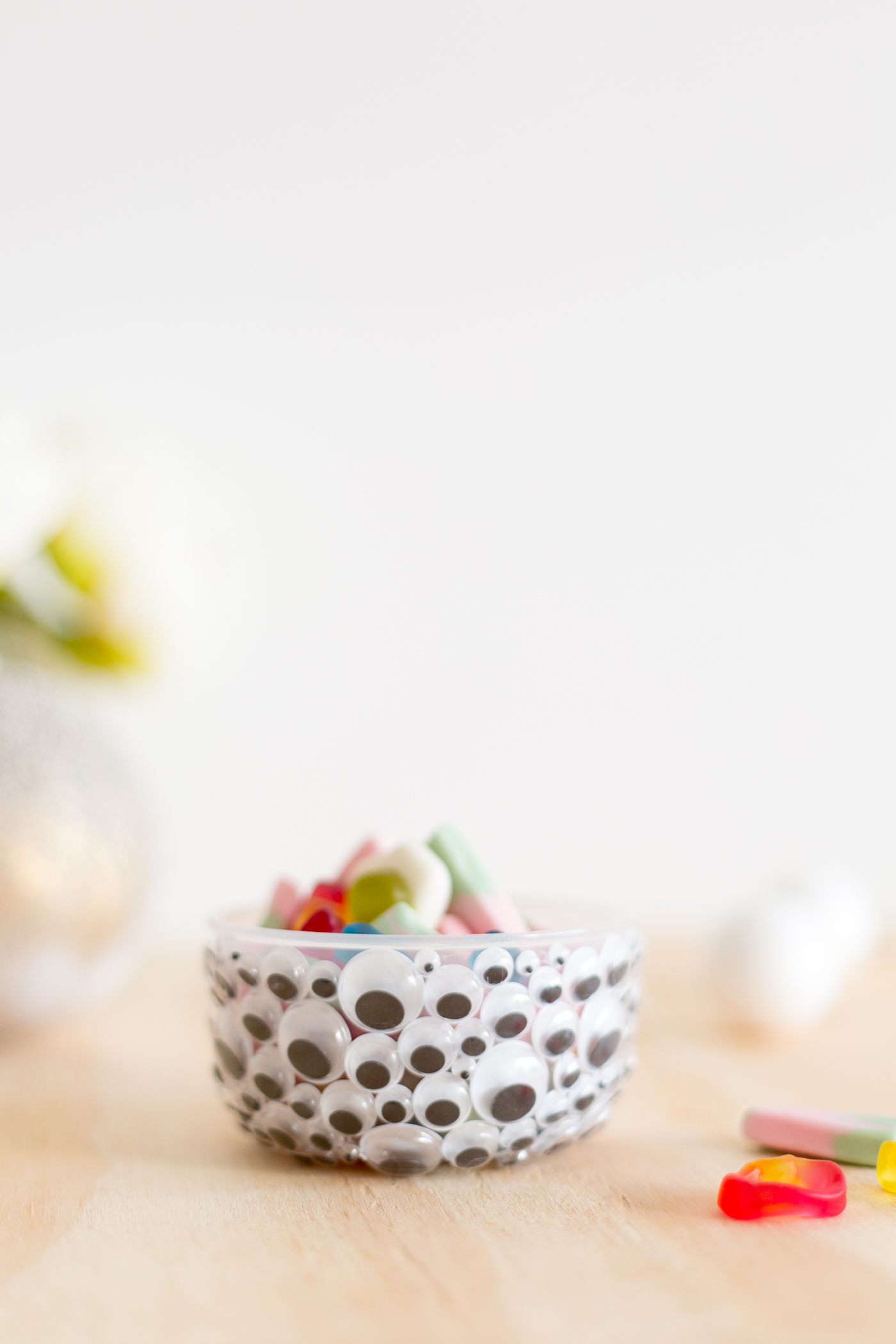 DIY Halloween Googly Eye Bowls | @fallfordiy