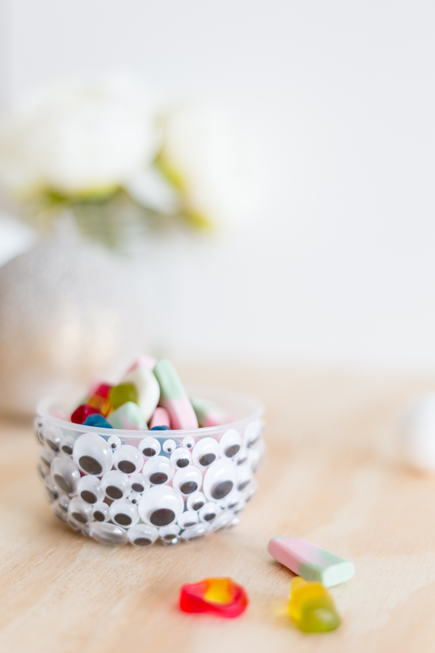 DIY Halloween Googly Eye Bowls | @fallfordiy