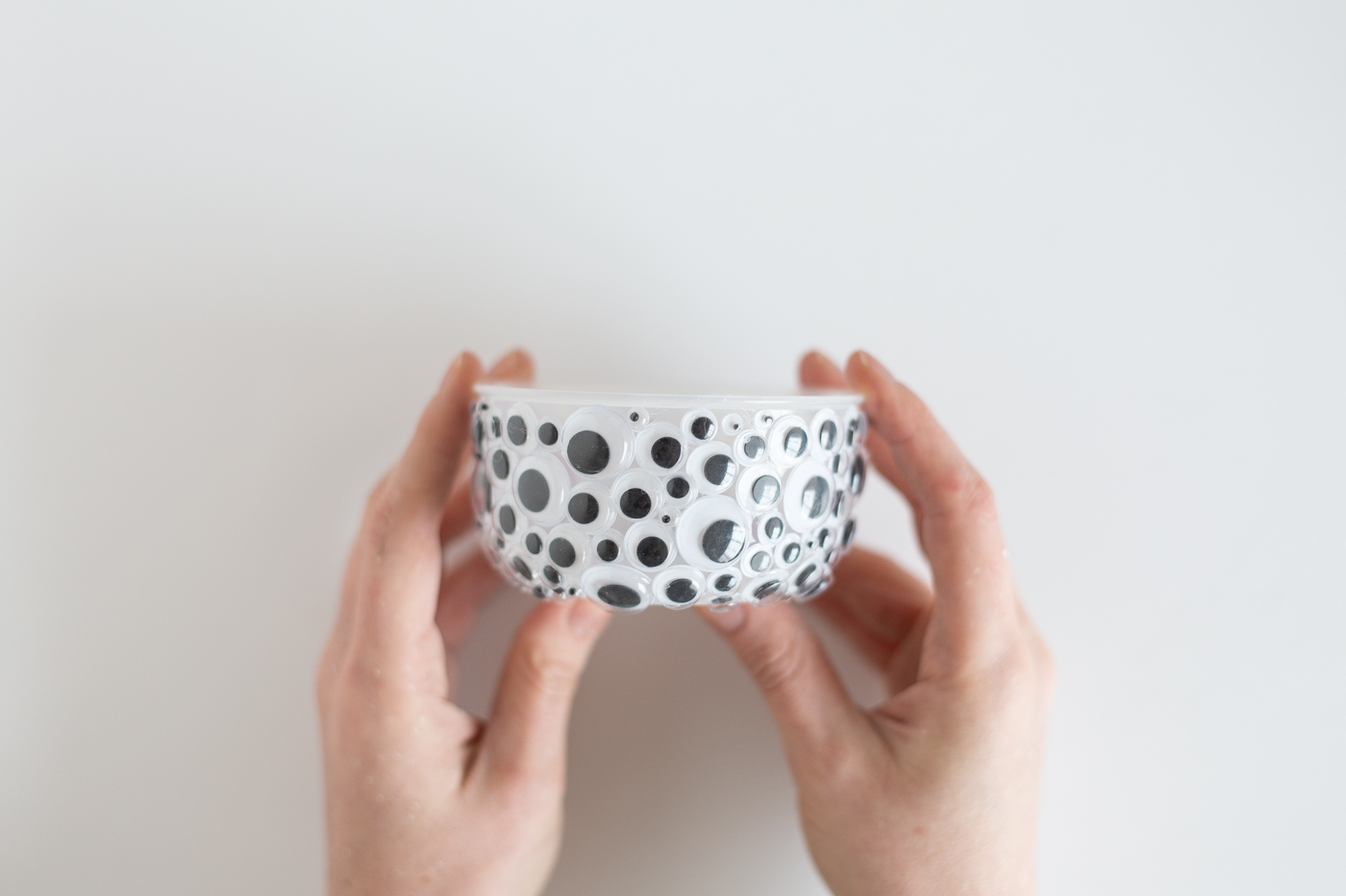 diy-halloween-googly-eye-bowl-tutorial-fallfordiy-4