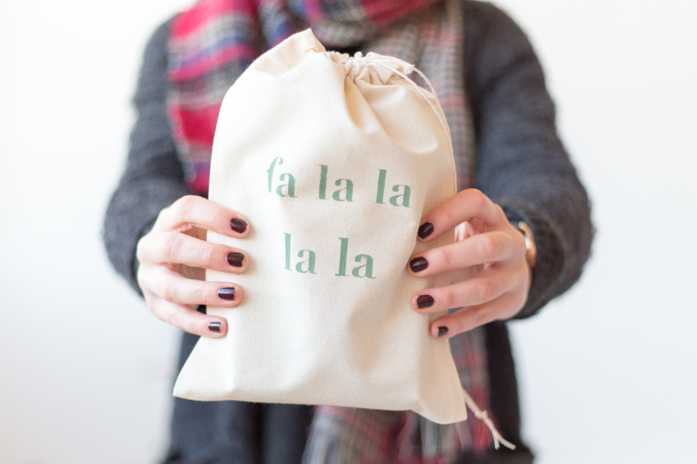 diy-christmas-quote-stencilled-gift-bags-with-dulux-fallfordiy-3