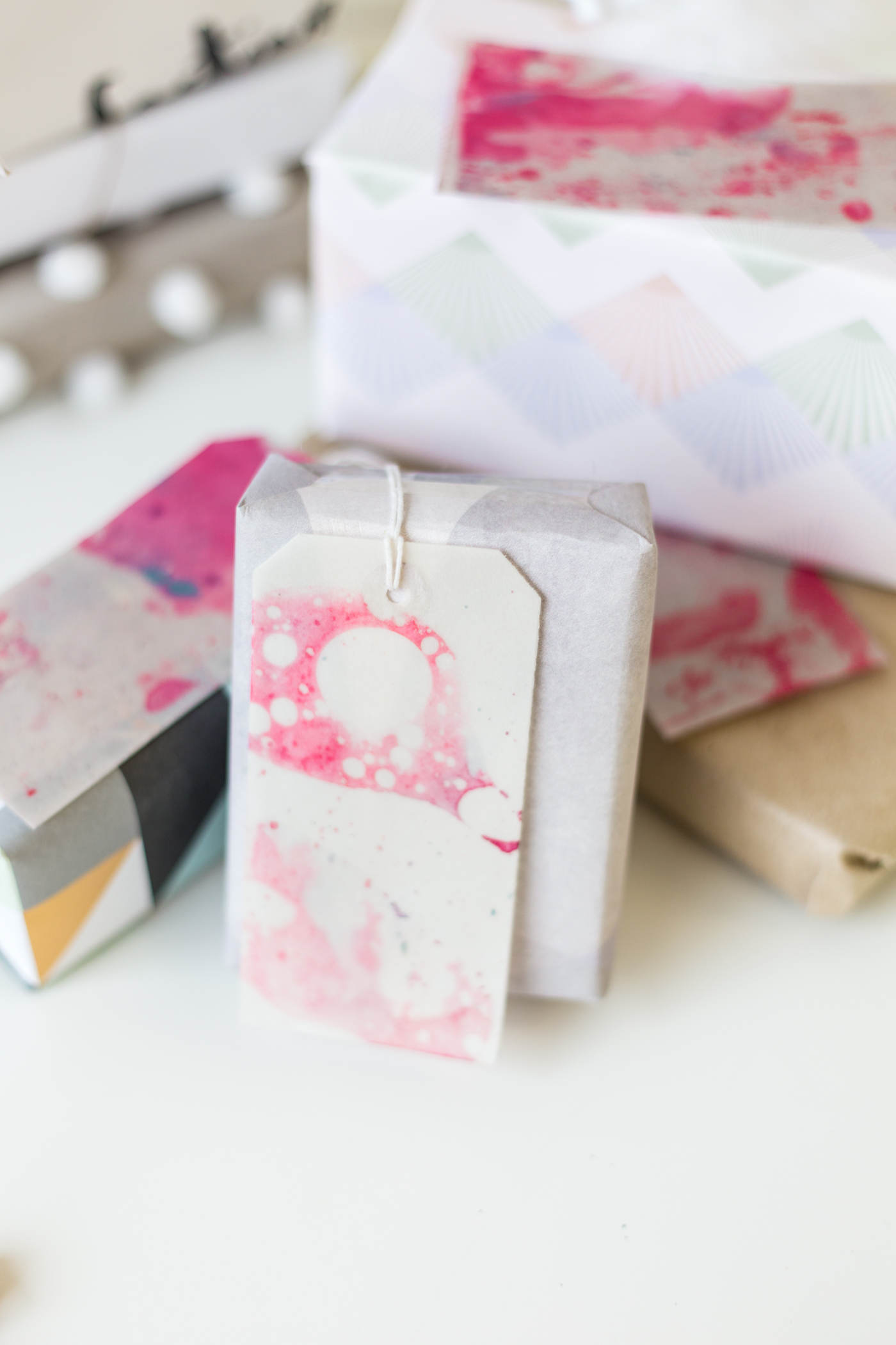 DIY Marbled Gift Labels tutorial with Dulux | @fallfordiy