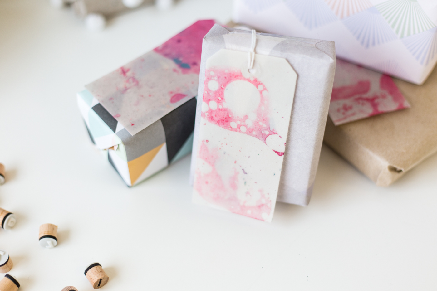 DIY Marbled Gift Labels tutorial with Dulux | @fallfordiy