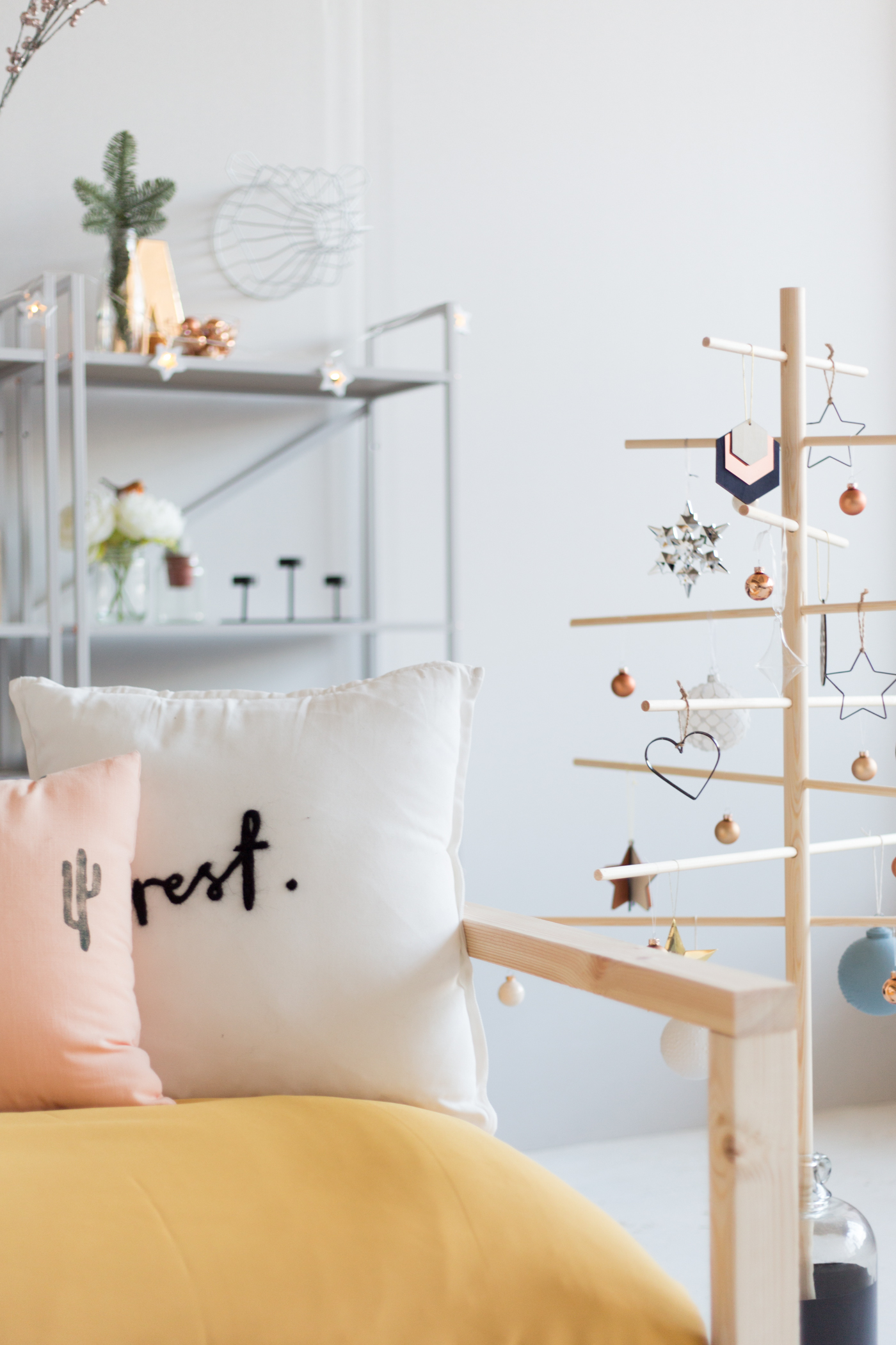 diy-minimalist-wooden-christmas-tree-fallfordiy-22