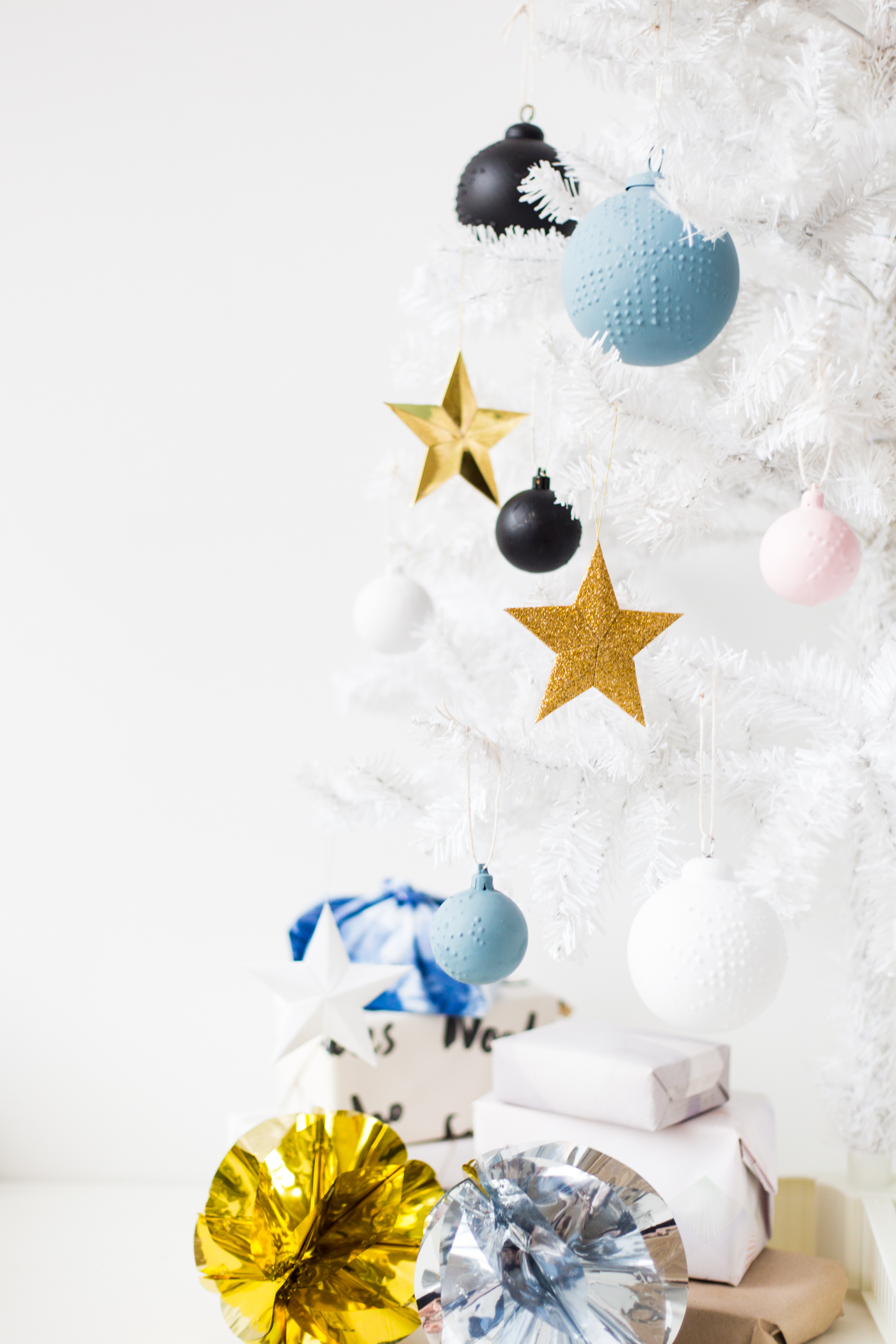 12 Shades of Christmas Day Three | DIY Snowflake Patterned Christmas Bauble