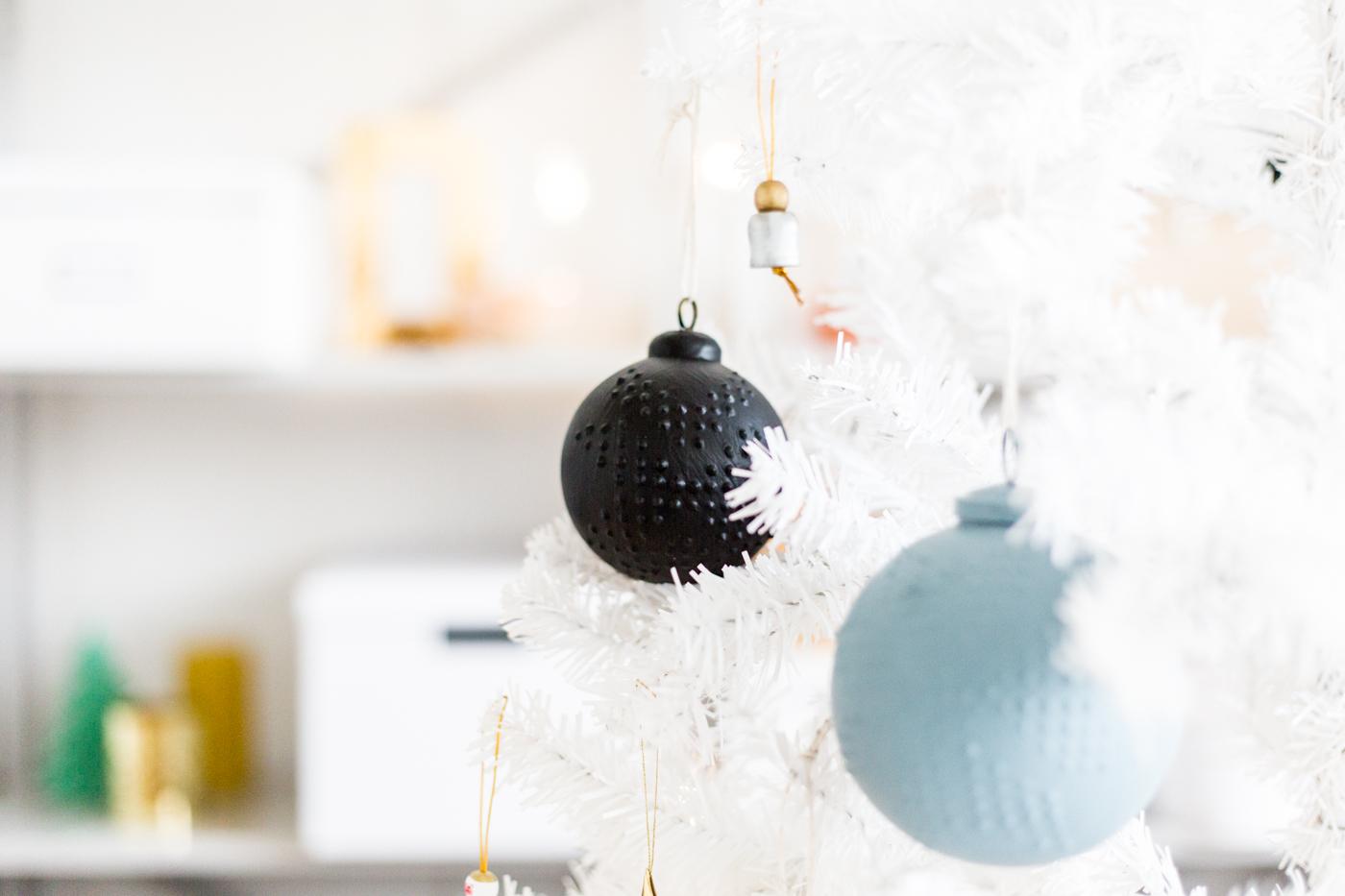 diy-puffy-paint-baubles-with-dulux-fallfordiy-7