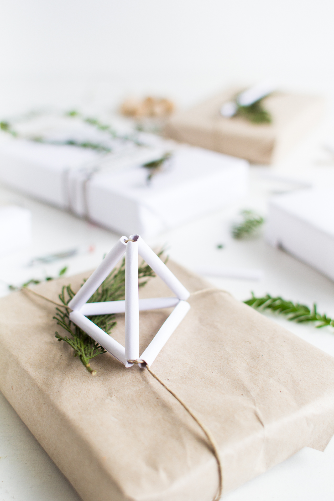 DIY Paper Straw Gift Wrap Toppers | @fallfordiy
