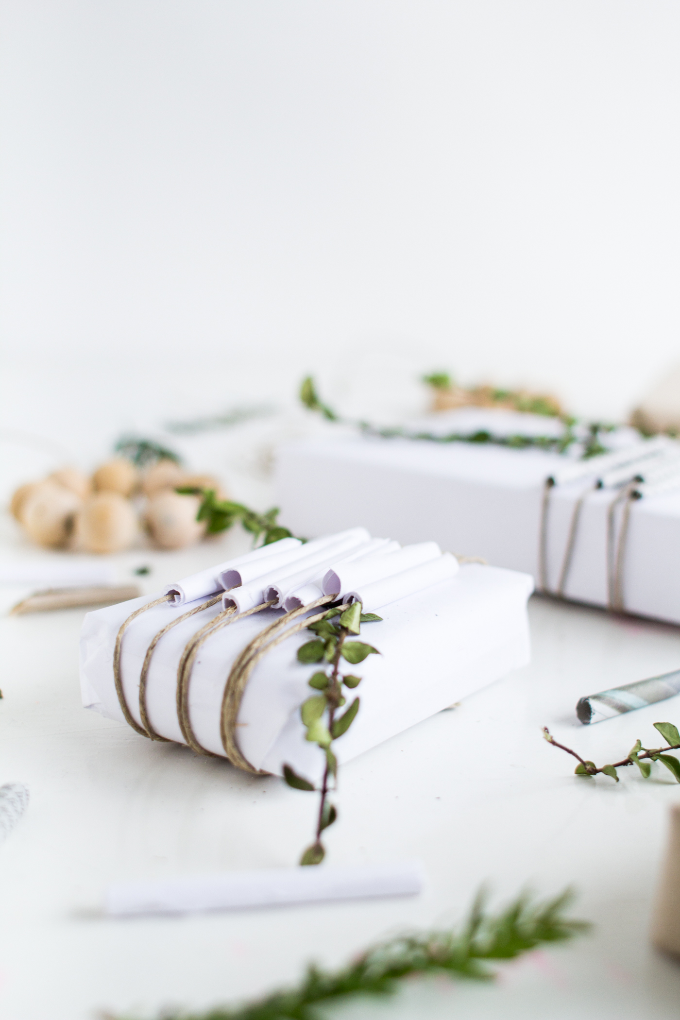 DIY Paper Straw Gift Wrap Toppers | @fallfordiy