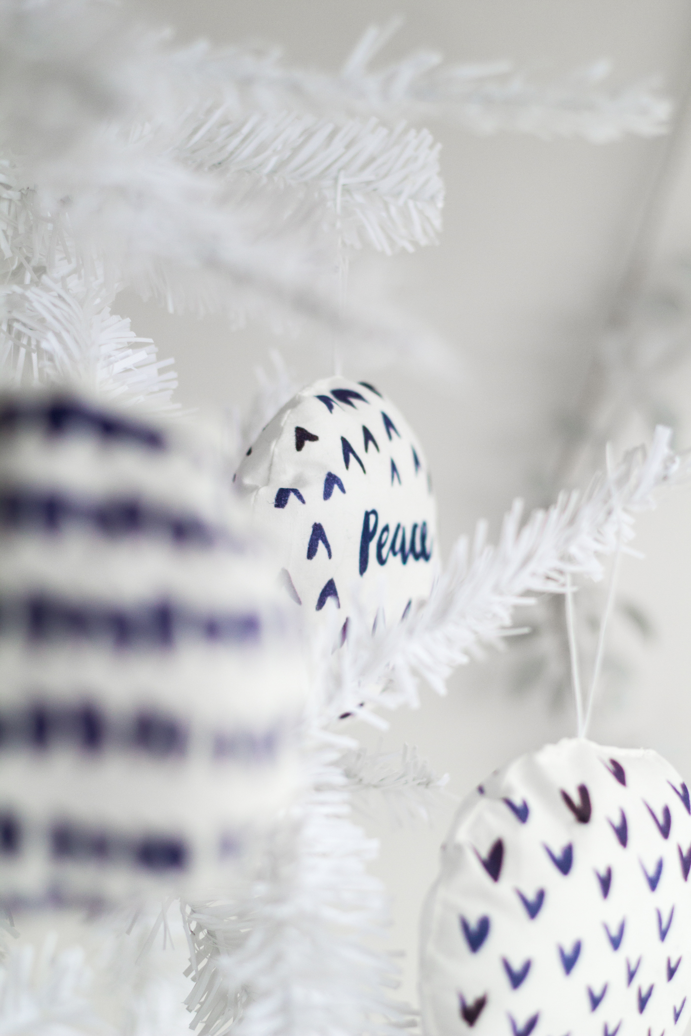 DIY Watercolour Printed Fabric Bauble Christmas Decorations | @fallfordiy