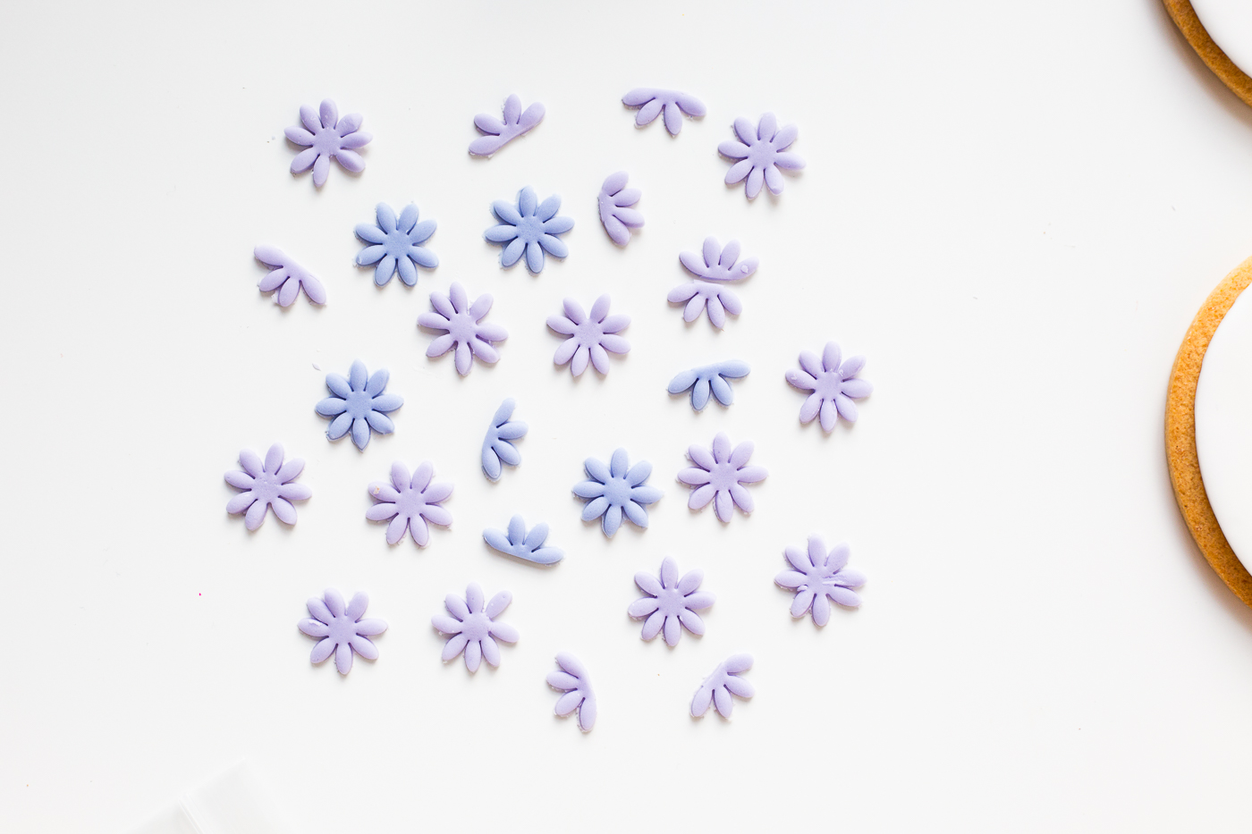 DIY Sugar Lavender Bloom Cookie Toppers | @fallfordiy-21