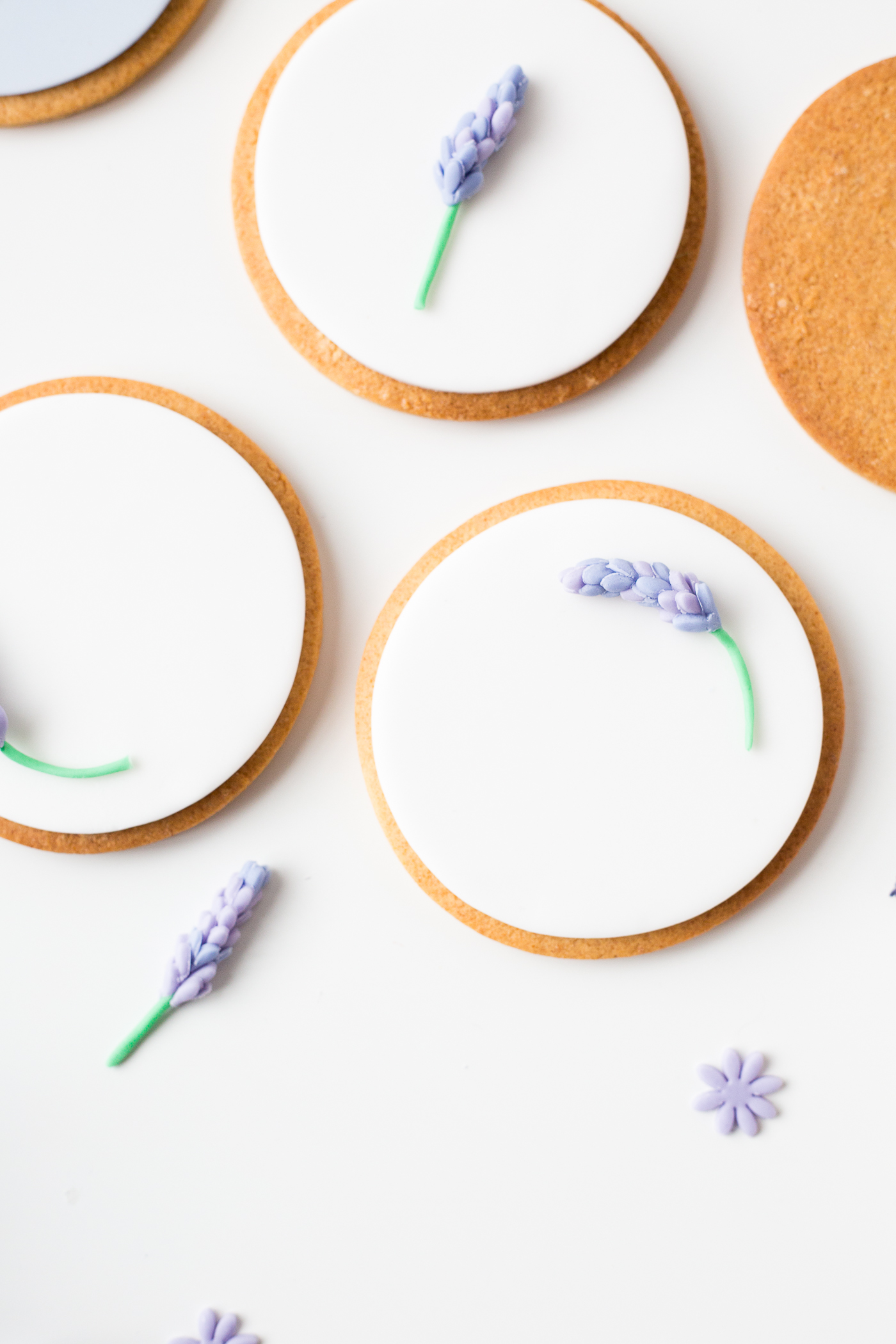 DIY Sugar Lavender Bloom Cookie Toppers | @fallfordiy-24