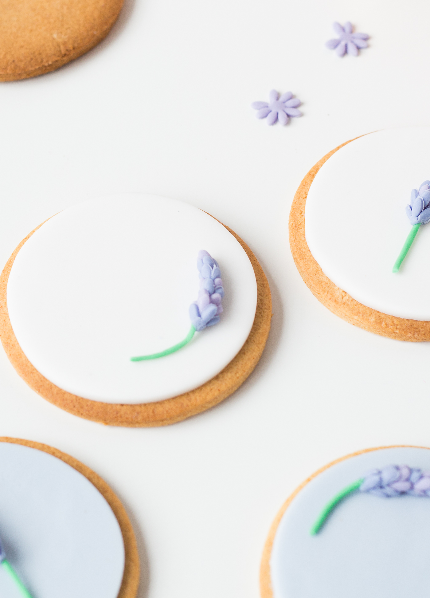 DIY Sugar Lavender Bloom Cookie Toppers | @fallfordiy-34