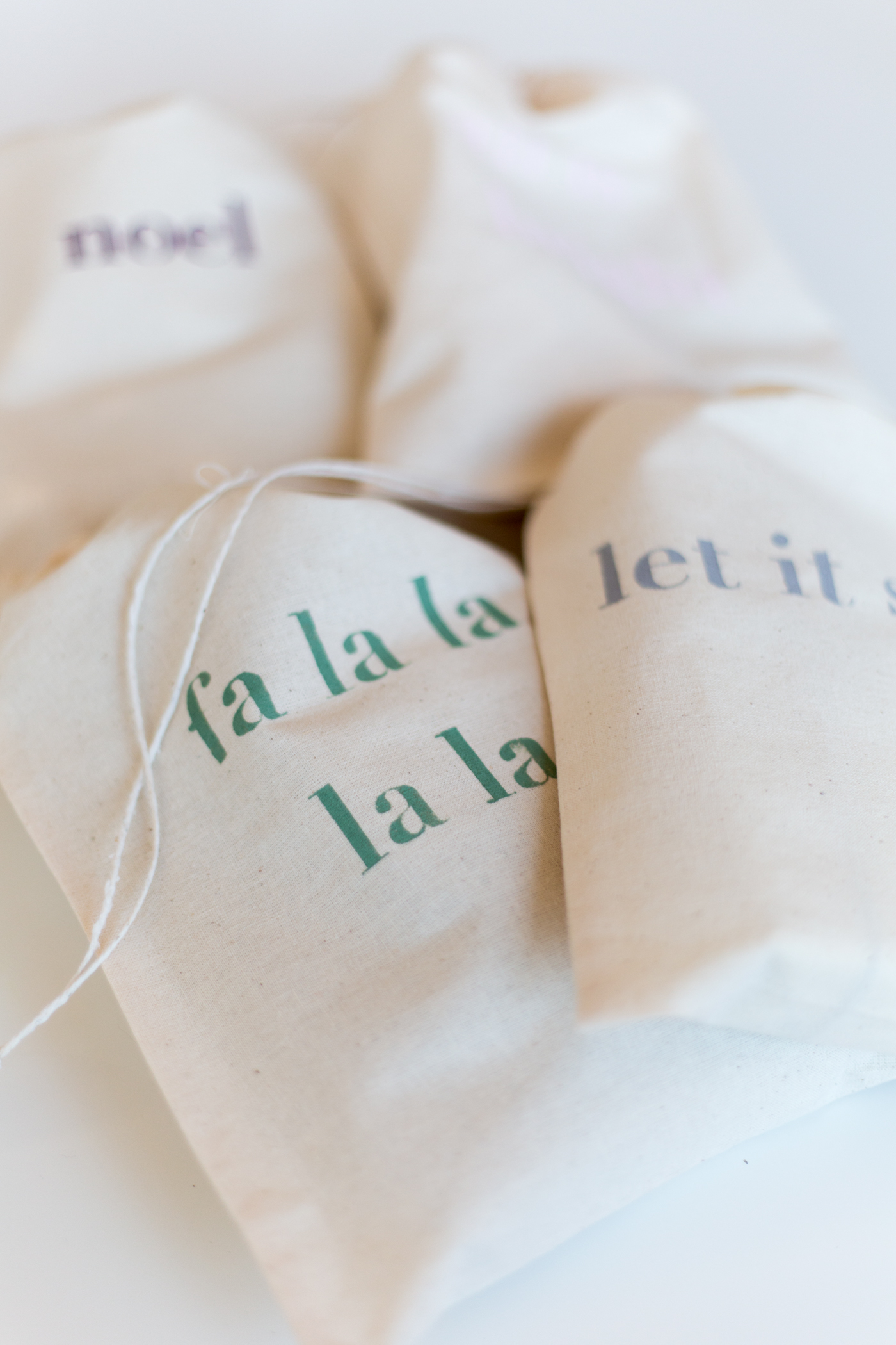 diy-christmas-quote-stencilled-gift-bags-with-dulux-fallfordiy-4