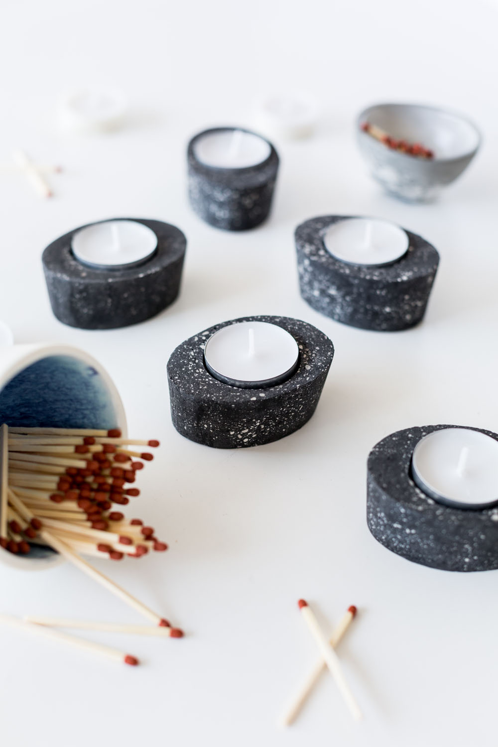 DIY Black Speckled Concrete Tea Light Candle Holders | @fallfordiy