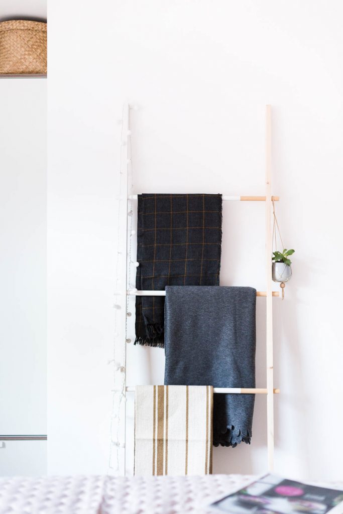 DIY Half Painted Blanket Ladder | @fallfordiy