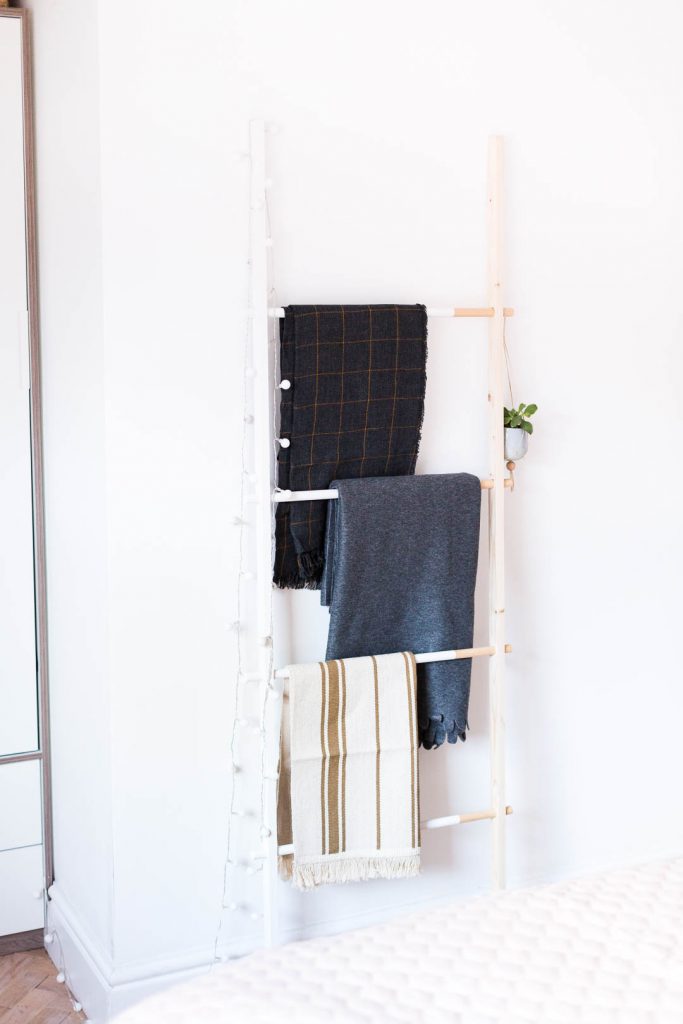 DIY Half Painted Blanket Ladder | @fallfordiy