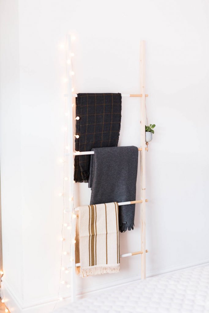 DIY Half Painted Blanket Ladder | @fallfordiy