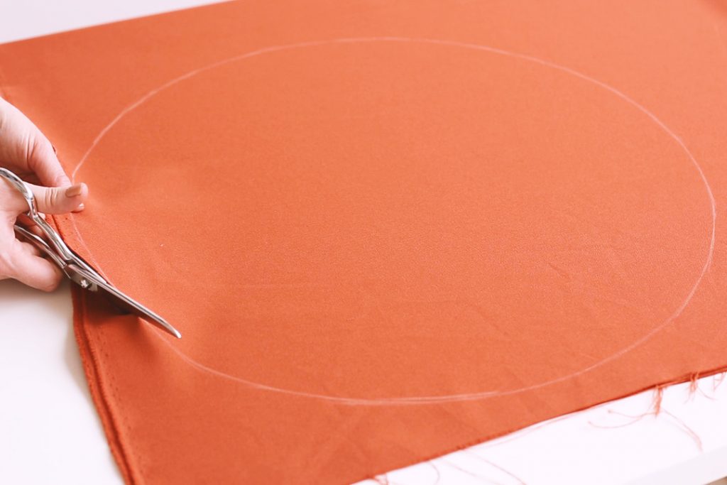 http://fallfordiy.com/wp-content/uploads/2019/07/DIY-No-Sew-Round-Cushion-Tutorial-2-1024x683.jpg