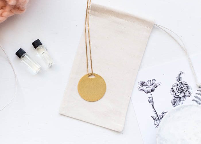 DIY Quickest Fabric Drawstring Bag | @fallfordiy