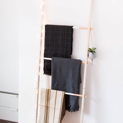 DIY Half Painted Blanket Ladder | @fallfordiy